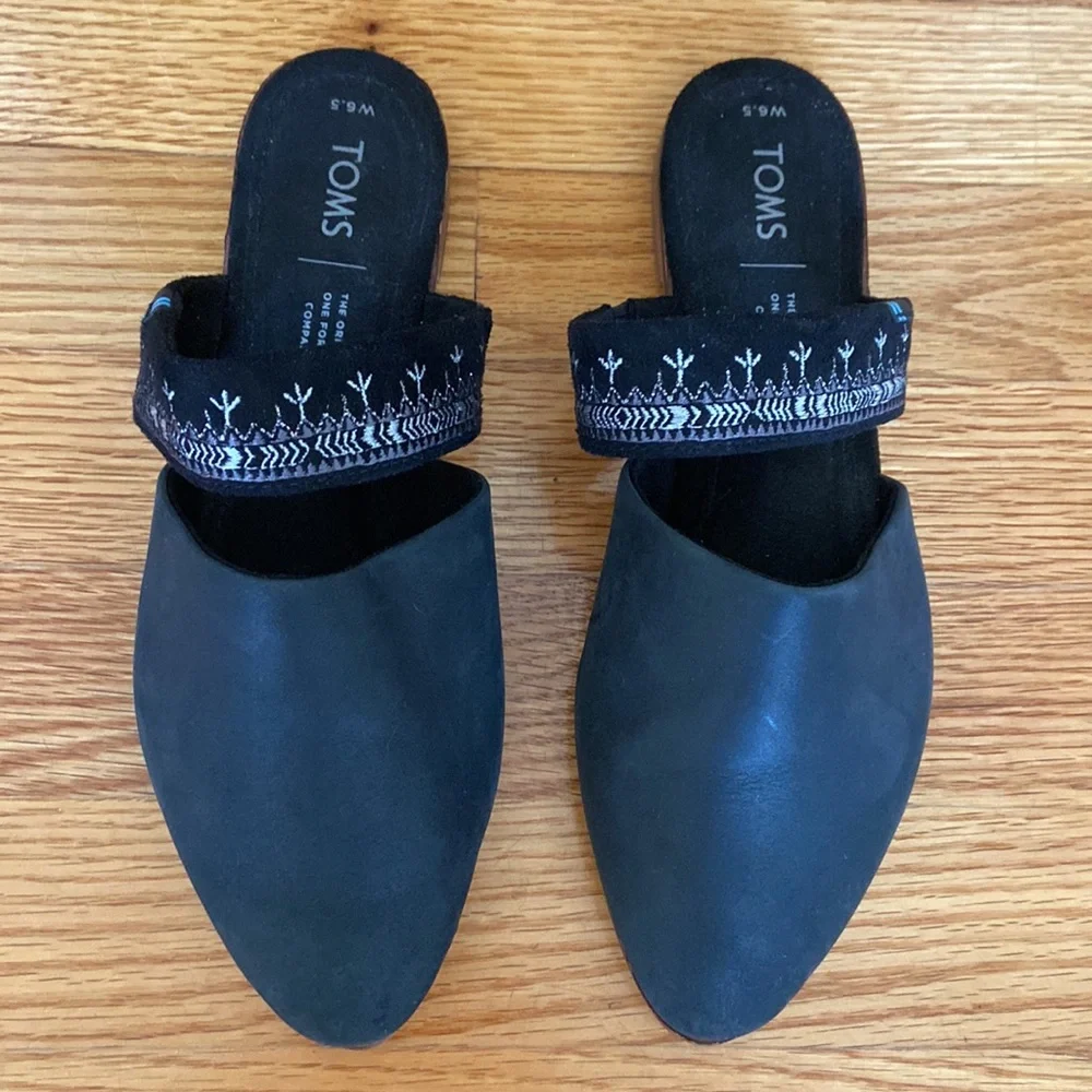 Tom’s “Jutti” Slip on Black Nubuck Mule Flats w Embroidered Strap.